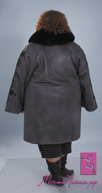 Нарядная дублёнка из искусственной кожи с роскошным песцовым воротником и вышивкой со стразами Зимнее рандеву (фото 13)
